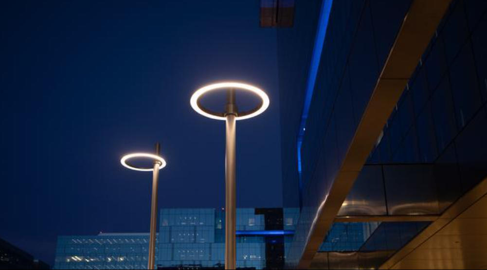 সর্বশেষ কোম্পানি ব্লগ সম্পর্কে AG033 LED গার্ডেন লাইট শহুরে স্থানগুলিতে আধুনিক ডিজাইন এবং শক্তি দক্ষতা নিয়ে আসে